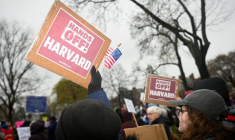 Des manifestants se rassemblent lors d'une manifestation organisée contre l'ingérence du gouvernement fédéral à Cambridge