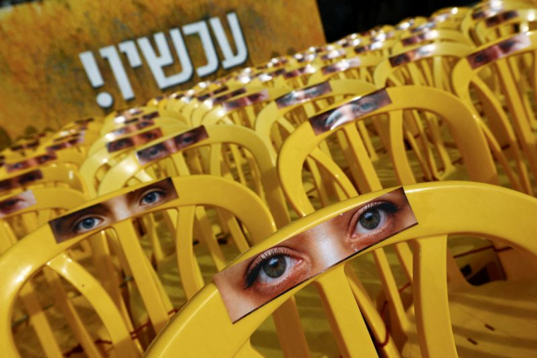 Des chaises avec des découpages représentant les yeux des otages , à Tel-Aviv, Israël
