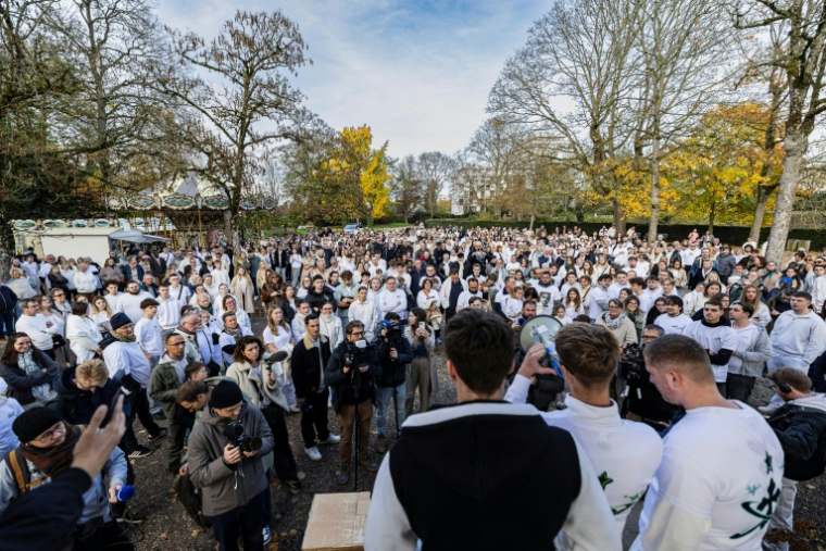 Marche en hommage à Mathis, un jeune homme tué par un chauffard sous protoxyde d'azote, à Saint-Omer (Pas-de-Calais), le 11 novembre 2025 ( AFP / Sameer Al-DOUMY )
