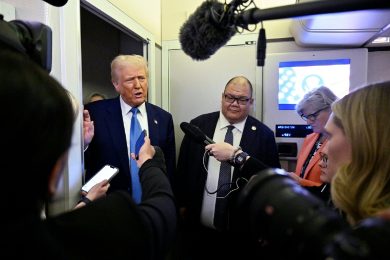 Le président américain Donald Trump s'entretient avec des journalistes, aux côtés du directeur de la communication de la Maison Blanche, Steven Cheung (c), à bord d'Air Force One, en route de Miami, en Floride, à la Maison Blanche, le 19 février 2025 ( AFP / ROBERTO SCHMIDT )