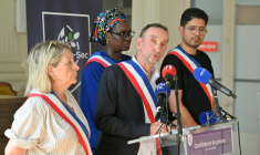Le maire PCF de Noisy-le-Sec, Olivier Sarrabeyrouse, s'exprime lors d'une conférence de presse, à Noisy-le-Sec, en Seine-Saint-Denis, le 14 août 2025 ( AFP / Martin LELIEVRE )