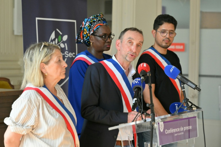 Le maire PCF de Noisy-le-Sec, Olivier Sarrabeyrouse, s'exprime lors d'une conférence de presse, à Noisy-le-Sec, en Seine-Saint-Denis, le 14 août 2025 ( AFP / Martin LELIEVRE )