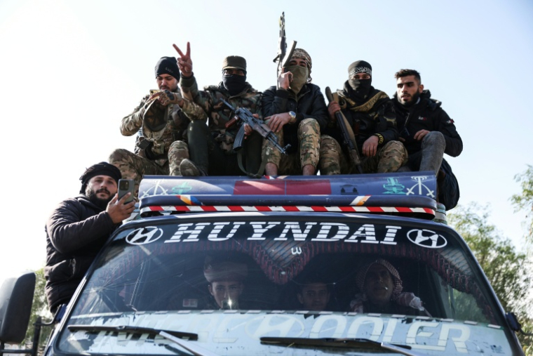 Des membres des forces gouvernementales syriennes se déploient dans la province de Deir Ezzor, le 19 janvier 2026, au lendemain d'un accord entre le gouvernement syrien et les forces kurdes ( AFP / OMAR HAJ KADOUR )