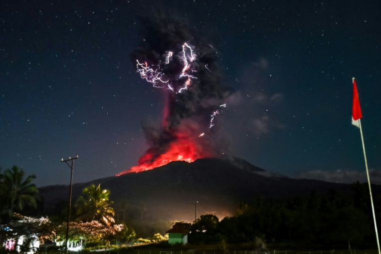 Un éclair volcanique au sommet du panache de fumée sur le mont Lewotobi Laki-Laki dans l'est de l'Indonésie, qui est entré en éruption le 1er août 2025 ( Indonesia's Geological Agency / - )