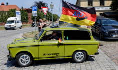 Un militant de l'AFD dans une voiture est-allemande de marque Trabant, à Oranienbaum, en Allemagne, le 28 juin 2026. ( AFP / JENS SCHLUTER )
