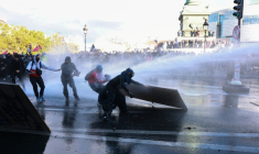 Affrontements entre manifestants et les forces de l'ordre anti-émeute place de la Bastille à Paris, le 8 octobre 2026  ( AFP / Kenzo TRIBOUILLARD )