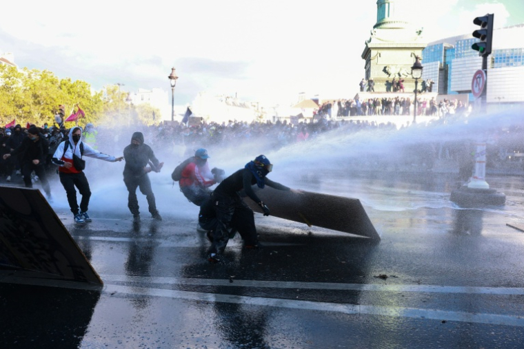 Affrontements entre manifestants et les forces de l'ordre anti-émeute place de la Bastille à Paris, le 8 octobre 2026  ( AFP / Kenzo TRIBOUILLARD )