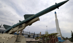 Des reproductions de missiles iraniens exposées devant le Musée de la Défense à Téhéran, le 31 mars 2026 ( AFP / - )