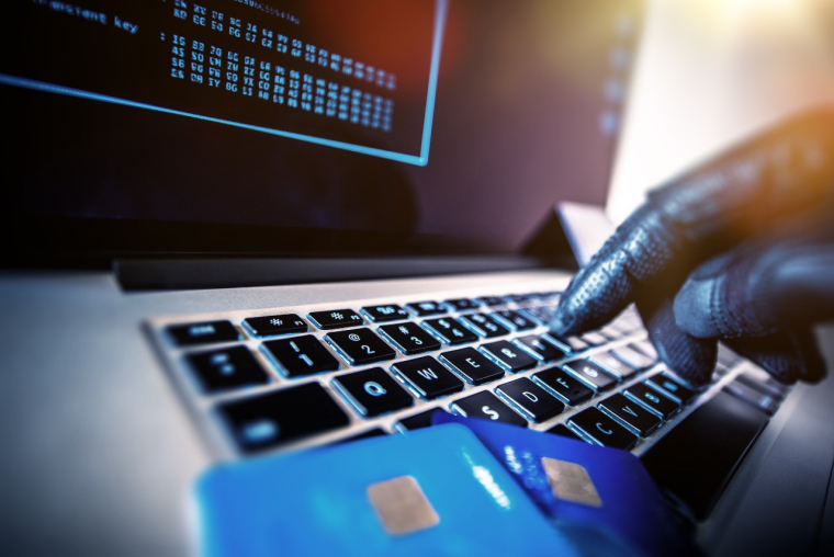 Vous avez été victime d'une fraude à la carte bancaire. Comment va réagir votre établissement bancaire ? ( Crédits : © Tomasz Zajda - stock.adobe.com)