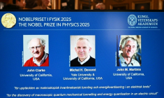 (g-d) Les portraits des Lauréats du prix Nobel de Physique 2025, le physicien britannique John Clarke, le physicien français Michel H. Devoret et le physicien américain John M. Martinis affichés sur un écran lors d'une conférence de presse à l'Académie royale des sciences de Suède, le 7 octobre 2025 à Stockholm ( AFP / Jonathan Nackstrand )