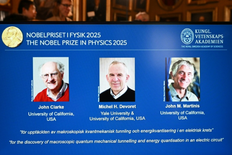 (g-d) Les portraits des Lauréats du prix Nobel de Physique 2025, le physicien britannique John Clarke, le physicien français Michel H. Devoret et le physicien américain John M. Martinis affichés sur un écran lors d'une conférence de presse à l'Académie royale des sciences de Suède, le 7 octobre 2025 à Stockholm ( AFP / Jonathan Nackstrand )