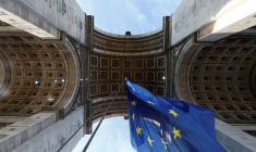 Le drapeau européen flotte sous l'Arc de Triomphe