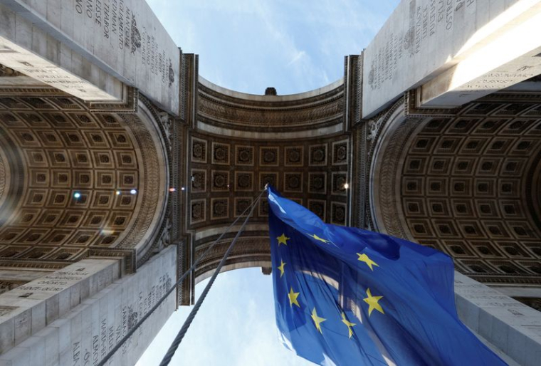Le drapeau européen flotte sous l'Arc de Triomphe