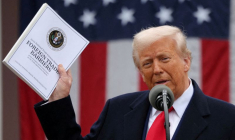 Le président américain Donald Trump tient un document "Barrières au commerce extérieur" alors qu'il s'exprime sur les tarifs douaniers dans la roseraie de la Maison Blanche à Washington