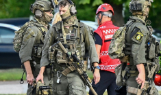 Des membres des forces spéciales de police sur les lieux où un agresseur armé d'une épée a blessé plusieurs personnes dans un lycée à Fagersta, dans le centre de la Suède, le 21 août 2026 ( TT NEWS AGENCY / Fredrik SANDBERG )