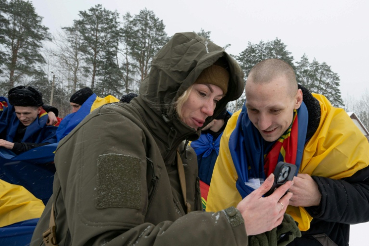 Cette photo prise et publiée par le service de presse présidentiel ukrainien le 5 février 2026 montre un prisonnier de guerre ukrainien libéré par la Russie appelant ses proches à la suite d'un échange de prisonniers dans un lieu tenu secret en Ukraine, dans le contexte de l'invasion russe de l'Ukraine. L'Ukraine et la Russie ont procédé à leur premier échange de prisonniers depuis des mois, libérant chacune au moins 157 personnes. ( UKRAINIAN PRESIDENTIAL PRESS SERVICE / Handout )