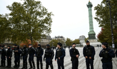 Des policiers déployés place de la Bastille, à Paris, avant une nouvelle manifestation pour le pouvoir d'achat et la défense des services publics, le 24 octobre 2026  ( AFP / Aris MESSINIS )
