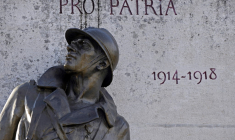 Un monument aux morts à Jonzac. (illustration) ( AFP / JEAN-PIERRE MULLER )