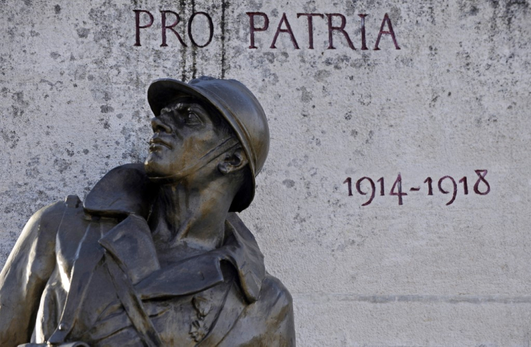 Un monument aux morts à Jonzac. (illustration) ( AFP / JEAN-PIERRE MULLER )