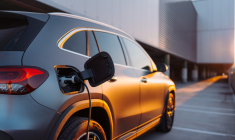 Combien coûte l'assurance d'une voiture électrique ? ( Crédits photo: ©  Halfpoint - stock.adobe.com)