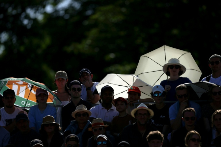 Des spectateurs à Roland-Garros le 26 mai 2026 ( AFP / ALAIN JOCARD )
