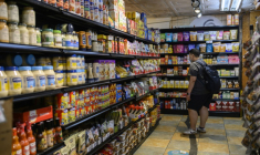 Une personne fait ses courses dans un supermarché à New York le 13 juillet 2022 ( AFP / ANGELA WEISS )