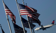 Un avion de la compagnie Delta atterrit à l'aéroport Ronald Reagan près de Washington, le 6 octobre 2025 ( AFP / Brendan Smialowski )