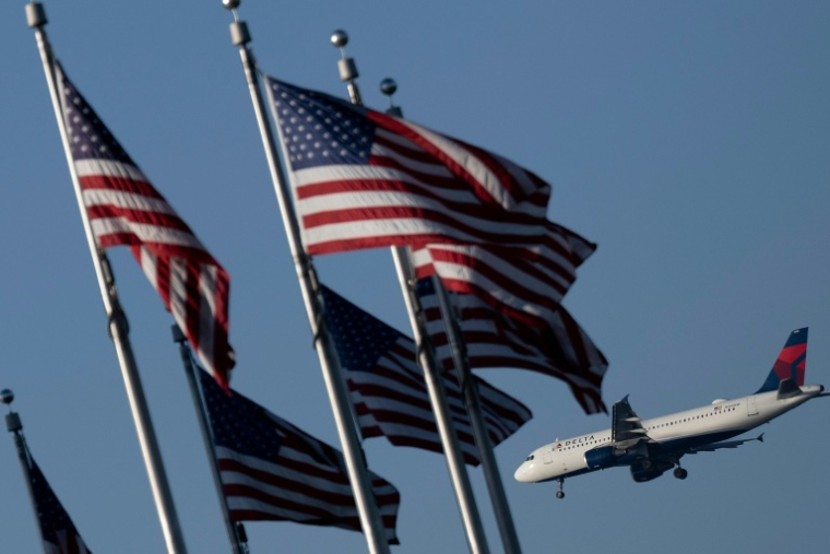 Un avion de la compagnie Delta atterrit à l'aéroport Ronald Reagan près de Washington, le 6 octobre 2025 ( AFP / Brendan Smialowski )