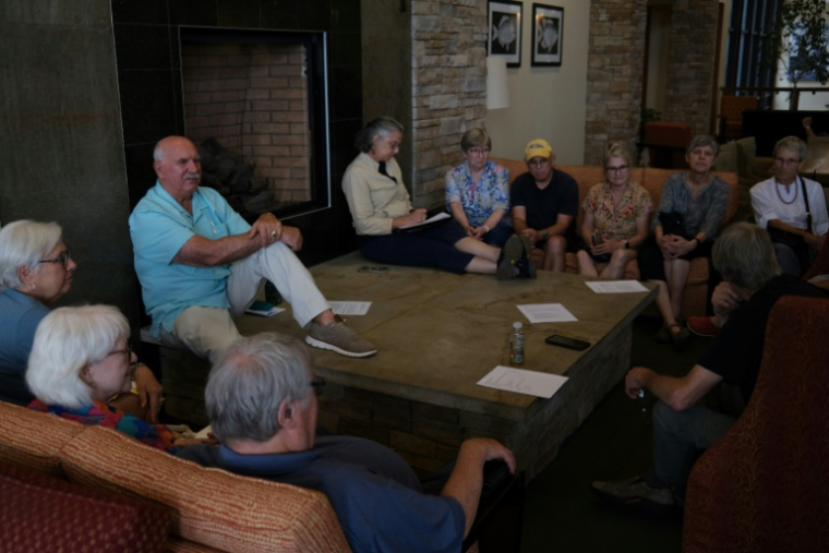 Al Tomson, le maire de Davis en Virginie-Occidentale, discute avec ses administrés avant une réunion publique le 30 juin 2025 à Canaan Valley ( AFP / Ulysse BELLIER )