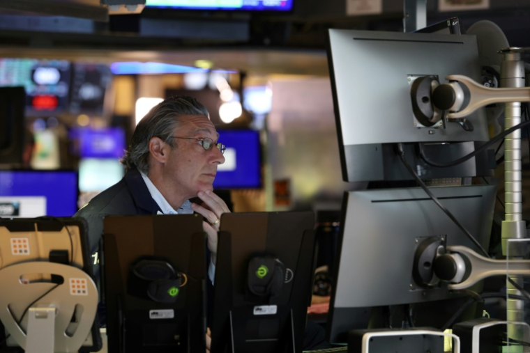 Un opérateur à la Bourse de New York le 18 juin 2025. ( AFP / TIMOTHY A. CLARY )