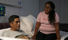 Hernan Gil, qui a survécu près de huit jours sous les décombres d'un immeuble à Catia La Mar après deux séismes survenus le 24 juin  dans l'Etat de La Guaira, est hospitalisé à Caracas, accompagné de sa compagne Rubesmal Gonzalez, le 5 juillet 2026 au Venezuela ( AFP / Rosali Hernandez )