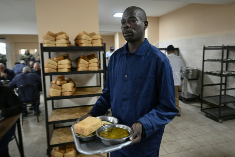 Le Kényan Evans Kibet, capturé alors qu'il combattait pour les forces russes sur le front ukrainien, dans le réfectoire d'un centre de détention pour prisonniers de guerre russes dans l'ouest de l'Ukraine, le 26 novembre 2025 ( AFP / Genya SAVILOV )