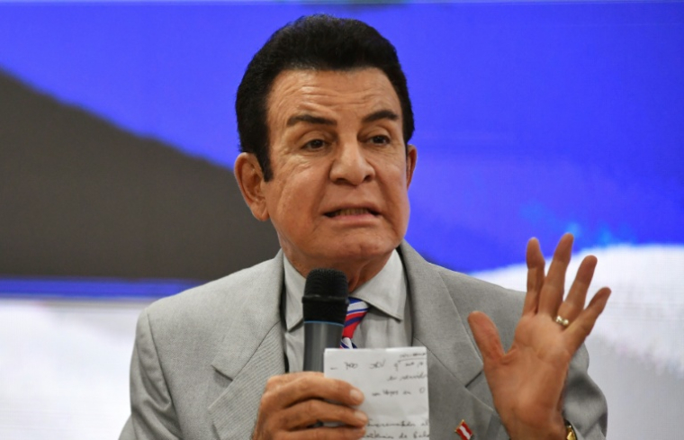 Salvador Nasralla, candidat à la présidence pour le parti libéral d'opposition, s'adresse à ses partisans à Tegucigalpa le 5 décembre 2025 ( AFP / Orlando SIERRA )