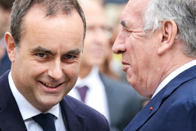 Sébastien Lecornu (G) et François Bayrou (D) à Matignon le 10 septembre 2025 ( AFP / Ludovic MARIN )