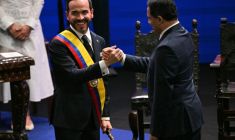 Le nouveau président colombien Abelardo de la Espriella  serre la main du président du Parlement colombien lors de sa cérémonie d’investiture à Cali, en Colombie, le 7 août 2026 ( AFP / Luis ACOSTA )