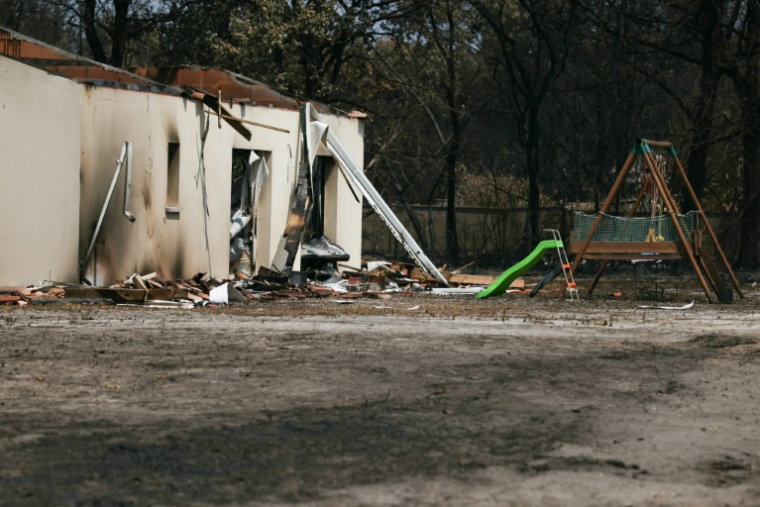 Une maison détruite par un incendie de forêt à Andernos-les-Bains, en Gironde, le 27 juillet 2026 ( AFP / Alain JOCARD )