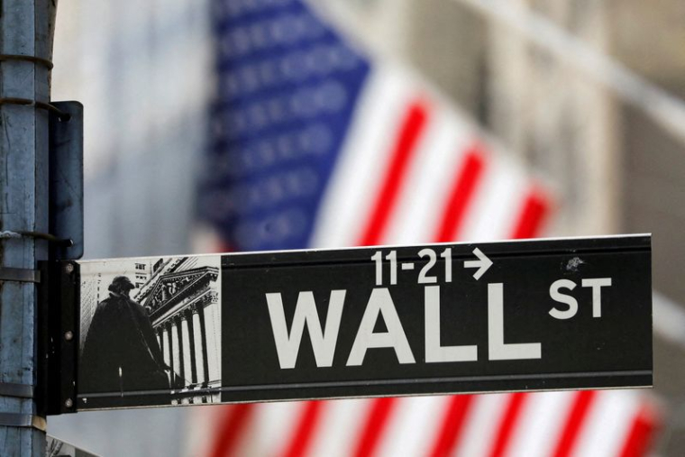Un panneau indiquant « Wall Street » est visible à l'extérieur de la Bourse de New York (NYSE), à New York.