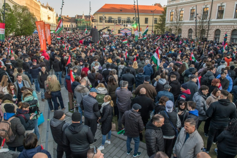 La foule à un meeting de campagne du Premier ministre hongrois Viktor Orban, le 9 avril 2026 à Debrecen, en Hongrie ( AFP / FERENC ISZA )