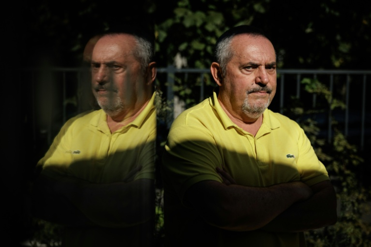 Boris Nadejdine, homme politique russe opposé à la guerre, le 13 août 2026 dans sa résidence de la banlieue de Paris ( AFP / Simon WOHLFAHRT )
