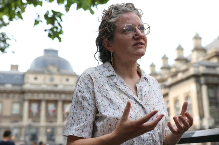 Marie Toussaint, eurodéputée écologiste, s'adresse aux journalistes après le non-lieu confirmé dans le scandale sanitaire du chlordécone, près du Palais de Justice à Paris, le 22 juin 2026 ( AFP / Charlotte SIEMON )