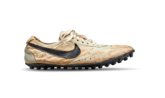 UNE PAIRE DE NIKE VENDUE 437.500 DOLLARS AUX ENCHÈRES