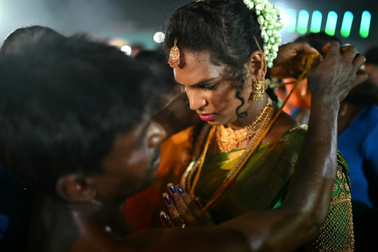 Des membres de la communauté transgenre participent au festival annuel Koovagam, le 28 avril 2026 à Kallakurichi, dans l'Etat indien méridional du Tamil Nadu  ( AFP / R.Satish BABU )