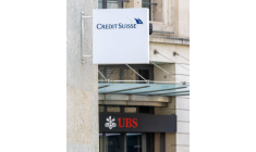 Photo d'archives des logos de la banque suisse Credit Suisse et UBS à Genève