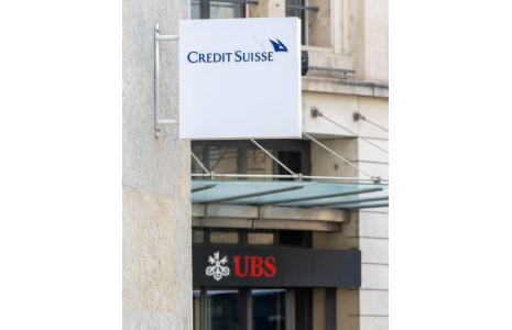 Photo d'archives des logos de la banque suisse Credit Suisse et UBS à Genève