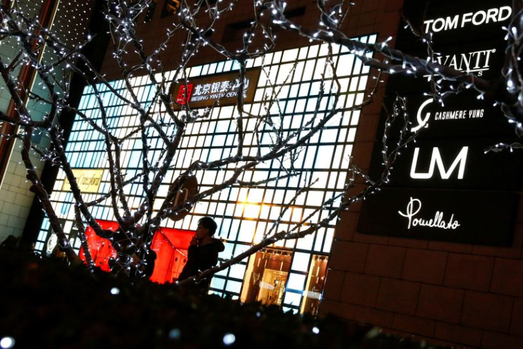 Un centre commercial de Pékin où se trouvent des boutiques de luxe