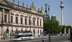 Berlin dit « Entrez donc ! » aux touristes, tandis que Paris et Barcelone s’écrient « Ça suffit ! »