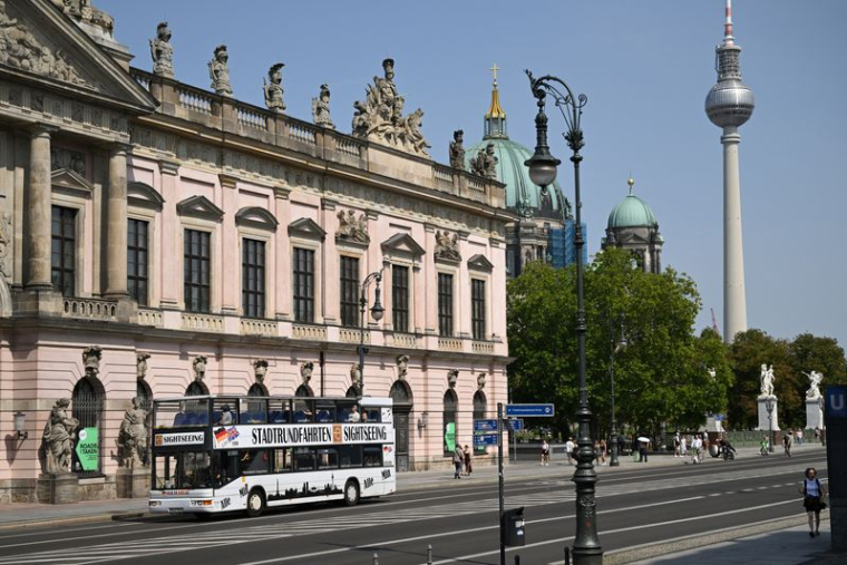 Berlin dit « Entrez donc ! » aux touristes, tandis que Paris et Barcelone s’écrient « Ça suffit ! »
