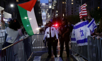 Des manifestants pro-palestiniens (G) face à des manifestants pro-israéliens (D) à New York, aux Etats-Unis, le 25 septembre 2025 ( AFP / Leonardo MUNOZ )