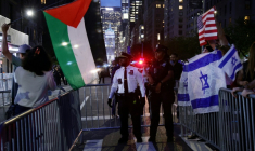 Des manifestants pro-palestiniens (G) face à des manifestants pro-israéliens (D) à New York, aux Etats-Unis, le 25 septembre 2025 ( AFP / Leonardo MUNOZ )