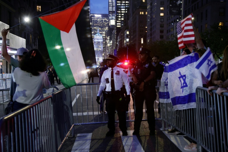 Des manifestants pro-palestiniens (G) face à des manifestants pro-israéliens (D) à New York, aux Etats-Unis, le 25 septembre 2025 ( AFP / Leonardo MUNOZ )